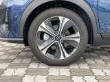 純正アルミホイール。タイヤサイズは205/55R17です。