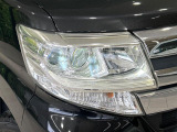 【LEDヘッドライト】悪天候や夜間走行時も良好な視界を確保し安心して運転できる高輝度LEDヘッドライトを装備!点灯速度が早く、消費電力も抑えられています。