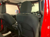 【リアシート】屋根までの高さがある車のため、大人の方でも圧迫感が少なく乗車出来ます。足元は広く取られているため、ゆったりとお乗り頂けます。