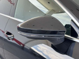 ●アウディサイドアシスト『後方の死角を並走する車両を検知しドアミラーの内側のLEDが点灯。ドライバーに注意を促し事故を未然に防ぐシステムです。』