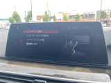 マットブラックにホワイトのLIBERALAのロゴの建物と看板が目印です。
