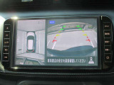 真上から見下ろすような映像で、車庫入れや縦列駐車時に、自車と駐車位置の関係をひと目で確認でき、スムースな駐車をサポート。動く物を検知してお知らせすることで、発進時の安全確認もサポートします。