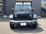 【フロントグリル】7スロットルグリルはJeep伝統の証です。SUVのみにこだわり続けている伝統あるJeep車へお乗り頂いてみてはいかがですか?