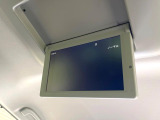 【後席モニター】家族や友人とお出かけする機会が多い方に大人気の後席モニターを装備!見やすい位置に画面がありテレビやDVDの視聴も快適!友達もお子様も、後席にしか乗らなくなるかも??