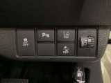 ハンドルの右側にはヘットライトリベライザーとHondaセンシング用のメインスイッチがついています。ヘッドライトリベライザーは道路状況や積荷の加重に応じてライトの高さを調節できます。