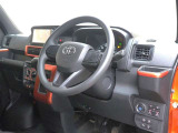 運転席の様子です。すっきりとした内装で運転しやすい空間となっております。