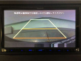 【バックカメラ】運転が苦手な方も車庫入れラクラクです!ギアをリバースに入れれば自動的に切り換わりますので、面倒な操作は不要です♪狭い駐車場もお車を傷つけず安心ですね!