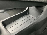センタ-コンソ-ル下部にトレイがありお荷物を置くことが可能です