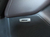 【BOSEサウンドシステム】メーカーオプションの高品位サウンドシステムを搭載。専用のチューニングが施された大小様々なスピーカーから良質なサウンドが奏でられ、臨場感あふれる音響空間を演出します。