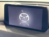 【8インチマツダコネクト】車内の雰囲気にマッチした大型のディスプレイ。スマホ接続でのナビ使用やBluetooth再生等、様々な機能が楽しめます。直感的なダイヤル操作が可能で、使い勝手も良好です。