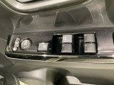パワーウインドウは運転席でドア4枚とも上下の操作ができるようになっています。子供さんが勝手に操作できないようにロックすることも可能です。