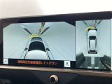幅も大きいクルマなので、すれ違いも心配ですよね。バックカメラだけでなく、サイドカメラも装備しています。裏道のすれ違いの時なども、活躍してくれます。