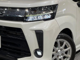 【LEDヘッドライト】悪天候や夜間走行時も良好な視界を確保し安心して運転できる高輝度LEDヘッドライトを装備!点灯速度が早く、消費電力も抑えられています。