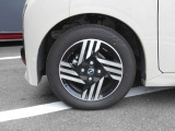 アルミホイールが付いています。お洒落は足元からですね。