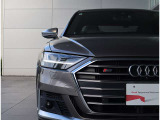 ●今やオールLEDヘッドライトはAudiを象徴する装備でございます。シングルフレームグリルとの組み合わせでフロントマスクが、より一層際立ち周囲からも視線を浴びます。