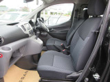 【VDC】運転操作やクルマの速度を検知して、ブレーキやエンジン出力の制御を 自動的に行い、滑りやすい路面やカーブを曲がるときや障害物を回避するときにクルマ の横滑りを軽減し、運転に安心感を与えます。