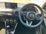 ステアリングは本革巻きです。シャープさと剛性感、質感、性能製を高め、精緻に造り込んだデザインです。メッキがアクセントです!