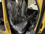 運転席は長時間でも疲れにくい厚めのシートになります。