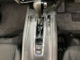 CVT車のセレクトレバーです。低速から高速まで、変速ショックのないスムーズな走りと、エンジン効率のよい領域を維持して燃費にも貢献します。サイドブレーキはスイッチ操作の電子制御パーキングブレーキです。