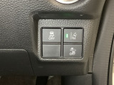Hondaセンシング用の、VSA(ABS+TCS+横滑り抑制)解除とレーンキープアシストシステムのメインスイッチなどはハンドルの右側に装備しています。