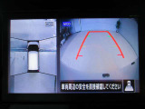 アラウンドビューモニター搭載。車体を4方向のカメラで「上から見下ろしたような映像」を映します。車庫入れが苦手な方も映像サポートでラクラク駐車できます。