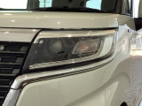 LEDヘッドライトは、点灯の瞬間から最大光量を発揮し、突然暗くなるトンネルなどでの安定感を高めます。