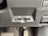 【ETC】有料道路を利用する際に料金所で停止することなく通過できる、ETC車載器(ノンストップ自動料金収受システム機器)が装備されています。セットアップを行うことで利用可能になります。