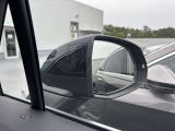 ●アウディサイドアシスト『後方の死角を並走する車両を検知しドアミラーの内側のLEDが点灯。ドライバーに注意を促し事故を未然に防ぐシステムです。』