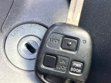 【キーレス】少し離れた場所からでもボタン一つでドアの開錠・施錠ができるのでとっても便利!ドアの鍵穴周りに傷をつけることもありません♪