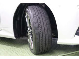 タイヤサイズ 225/45R18。シャープさと高級感のある純正アルミホイールを装着しています。