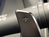 【パドルシフト】ハンドルから手を離さずに素早くシフトアップ&ダウンができるので、エンジンブレーキを使う下り坂や高速道路の合流で加速したい場面で役立ちます。