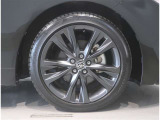 純正のアルミホイール装着車です。タイヤサイズは215/45R17です。