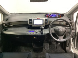 車内は光触媒抗菌消臭施工済です。インパネ周りはスタイリッシュなデザインです。グローブボックスやカップホルダーのほかにトレーなどたくさんの収納スペースが付いています。