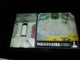 空から見ているような視点で周囲が確認できるアラウンドビューモニター、クルマの真上から見ているかのような映像によって、周辺の見えにくい障害物でも気付くことができます。