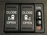 【両側パワースライドドア】両側がパワースライドドアになっており、運転席のスイッチやスマートキーでも開閉が可能です!開口部も広いので乗り降りも楽々♪