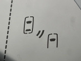 【ブラインドスポットモニター】走行中、ドアミラーの死角になりやすい箇所に後続車が接近するとサイドミラーのレンズに警告を表示!ドライバーに注意喚起をしてくれます。