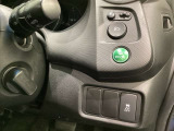 VSA装備車です。VSAはドライバーの操作と車の動きを見守っています。もし車の挙動が乱れたとき、4輪別々にブレーキをかけたり、エンジンパワーをしぼることによって車を安定させます。