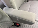 【アームレスト】運転中の身体の負担を軽減してくれるアームレストを装備♪