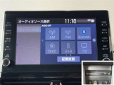 ディスプレイオーディオを装備。スマホと車をつなぐことで、これまでのナビに加えていろんなサービスが楽しめます。☆CD/DVD再生機能付き☆