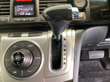 5速AT車のセレクトレバーです。低速から高速までスムーズな走りを実現するとともに、エンジン効率のよい領域を維持することで燃費にも貢献します。