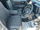 乗り心地の良いフロントシートです。足回りも広々としておりますので、長時間の運転も疲れづらいですよ。