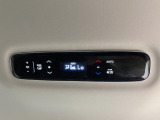 【リアオートエアコン】広い後部座席には必須の機能!風量や温度を自動で調整し前席と同様な車内環境にしてくれるリアオートエアコンを装備。夏の暑さも冬の寒さもストレスなく快適にお過ごしいただけます♪