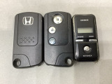 スマートキー付きですからドアロックの開閉およびエンジンスタートが楽々です。電動スライドドアの開け閉めもボタンで操作できます。加えて、リモコンエンジンスターター用の操作キー(Aftermarket品)もついています。