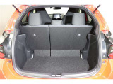 荷物の積み下ろしのしやすいハッチバック。少し深くなっているので、バックドアを開けたときに荷物が落ちる心配も軽減されます。
