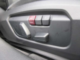 運転席メモリー付きフロント電動シート装備。