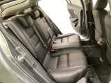 リアシートは足元も広く、長距離運転になってもゆったりとできるようにアームレストがついてます。