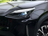 【LEDヘッドライト】悪天候や夜間走行時も良好な視界を確保し安心して運転できる高輝度LEDヘッドライトを装備!点灯速度が早く、消費電力も抑えられています。