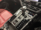 911由来のセンターコンソールデザイン。各種スイッチが整然と並んでおります。
