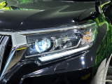 【LEDヘッドライト】悪天候や夜間走行時も良好な視界を確保し安心して運転できる高輝度LEDヘッドライトを装備!点灯速度が早く、消費電力も抑えられています。