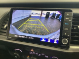 リバースギアに入れるだけで後方の表示へ切り替わります。夜間や雨の日の駐車も楽になりますよ。
